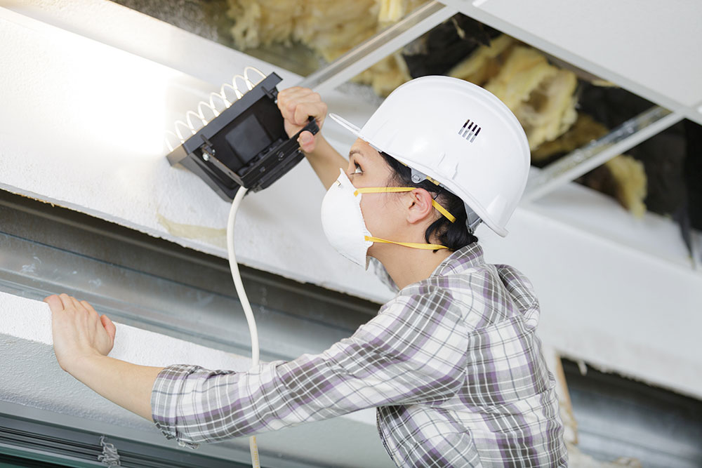 Worker wearing respiratory mask. 